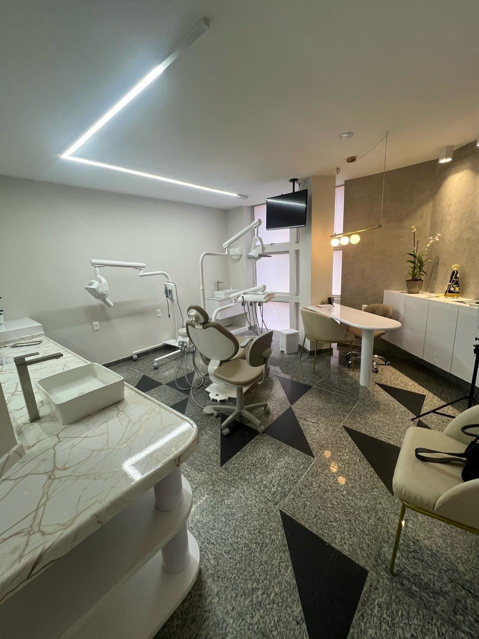Vista ampla da sala clínica com bancada em mármore